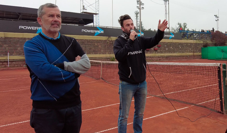 Marco Miranda, a la izquierda de la imagen junto a Francisco Leiva, director de la rama de tenis del Stade Francais, en la final de la fecha del Open Honor disputada en el recinto de la comuna de Las Condes el 2023.