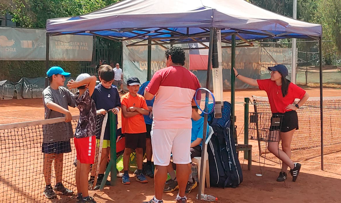 El capitán del equipo Sub 12 Guillermo Hormazábal junto a los convocados, bajo la atenta mirada de la psicóloga deportiva Javiera Moreno, quien participa del proceso gracias al Coch.