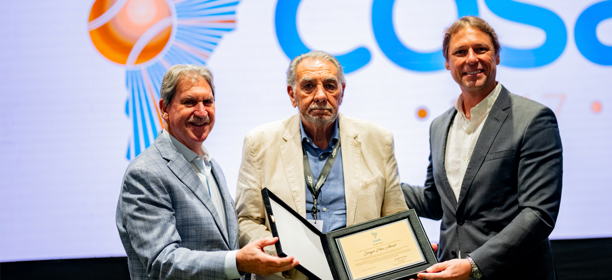 Sergio Elías recibe homenaje en su último Congreso COSAT celebrado en Colombia