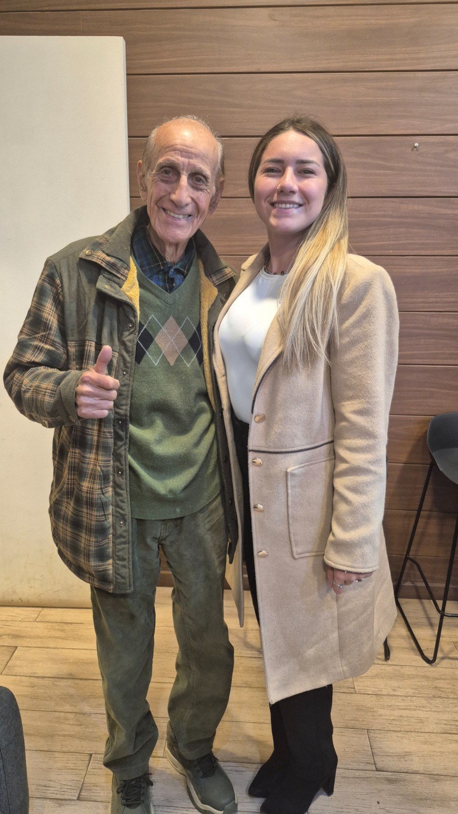Miguel Alberto "Tito" Zerené, el jugador de tenis más longevo del mundo, junto a la directora de la Fetech Valentina Marín.