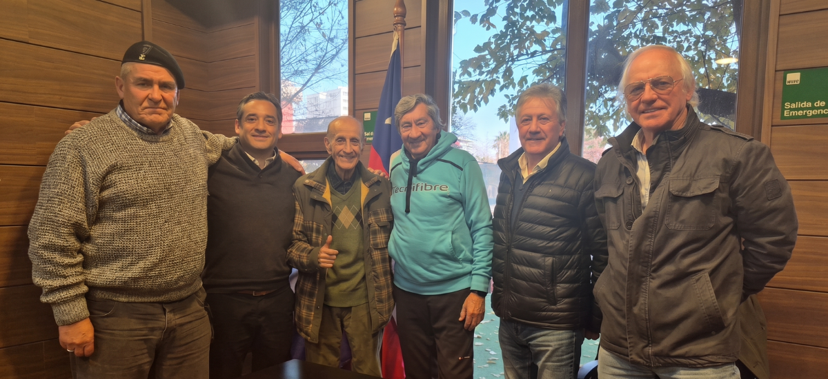 De izq. a der. Patricio  Cabezas, Milovan Kegevic, presidente Fetech, "Tito" Zerené, Jaime Pinto, Miguel Ángel Zerené Sammur, hijo de "Tito" Zerené y Luis Eugenio Guzmán de la Cruz.