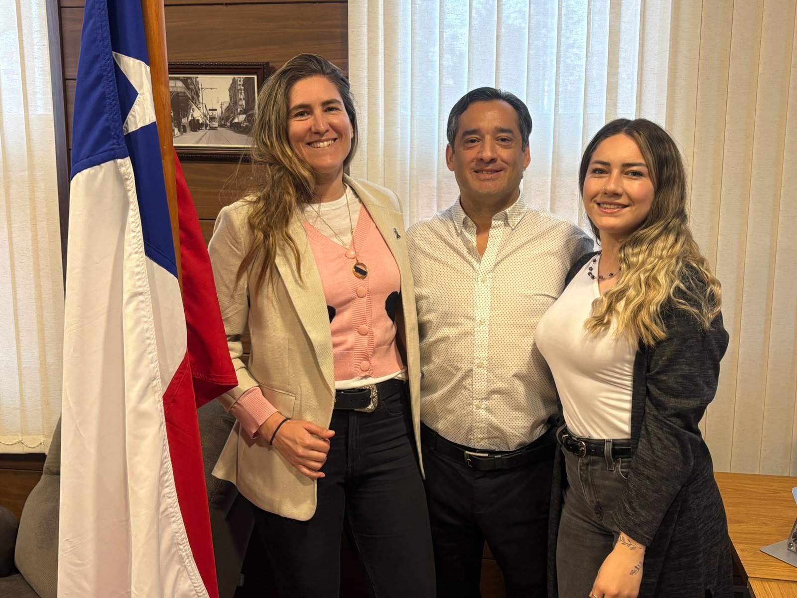 La nueva capitana del equipo chileno de Billie Jean King Cup Andrea Koch, junto al presidente de la Fetech Milovan Kegevic y la directora Valentina Marín.