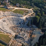 Il Teatro Greco o l'Anfiteatro romano nel Parco archeologico della Neapolis a Siracusa