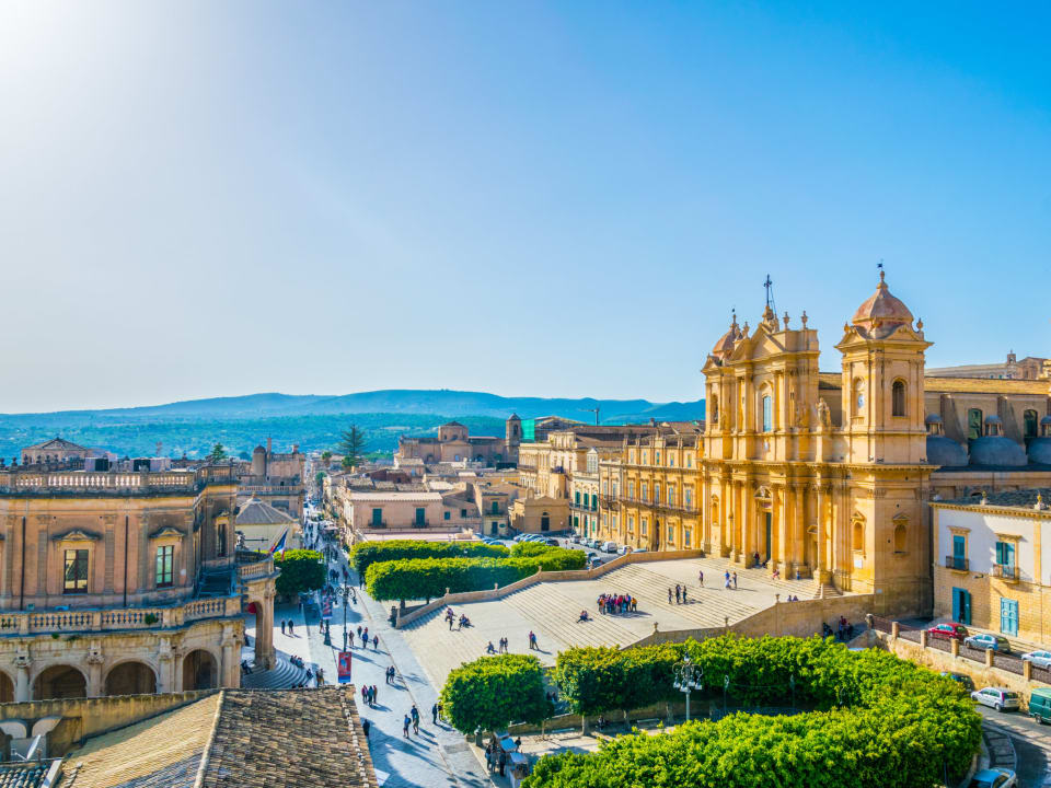 La scalinata e la facciata barocca della Cattedrale di San Nicolò a Noto, in pietra dorata