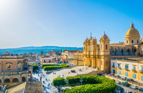 La scalinata e la facciata barocca della Cattedrale di San Nicolò a Noto, in pietra dorata