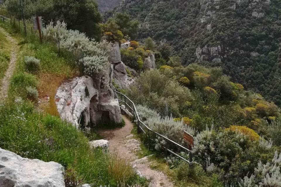 L'ingresso di Serramezzana con il cartello e il sentiero che scende nella Riserva di Pantalica