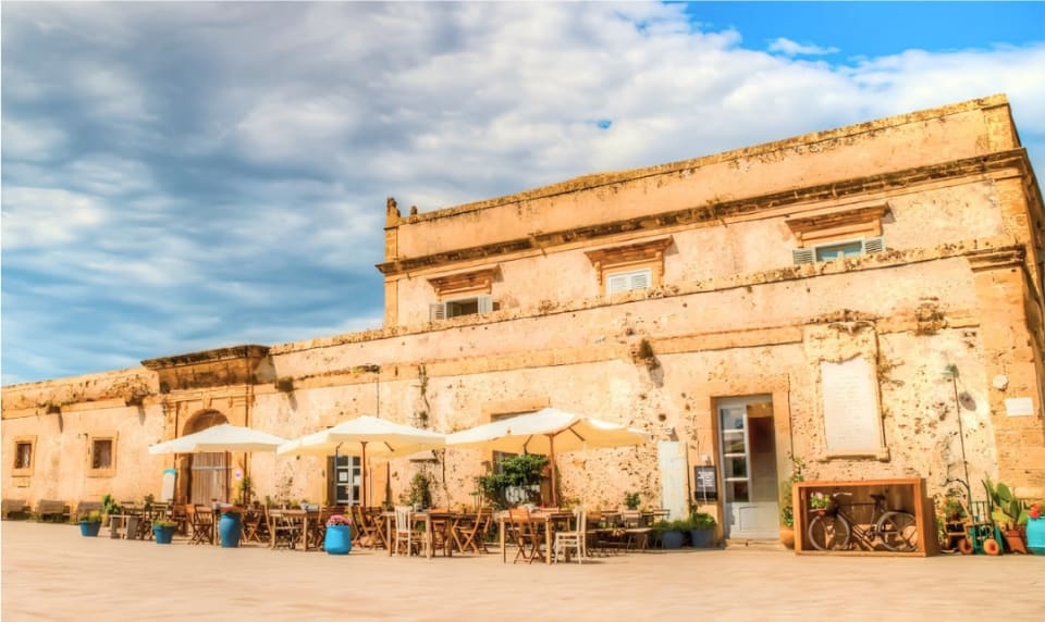 La facciata del Palazzo dei Principi di Villadorata con il portale e lo stemma, a Marzamemi
