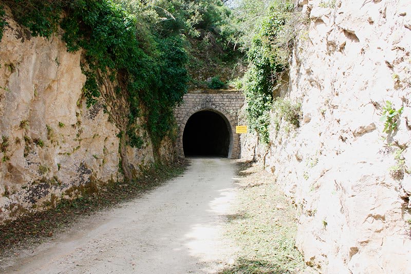 L'ex tracciato ferroviario lungo il fiume Anapo, nella necropoli sud di Pantalica