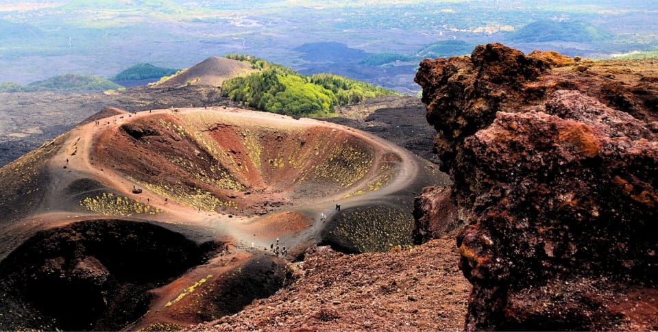 I crateri Silvestri sul versante sud dell'Etna con il paesaggio lavico