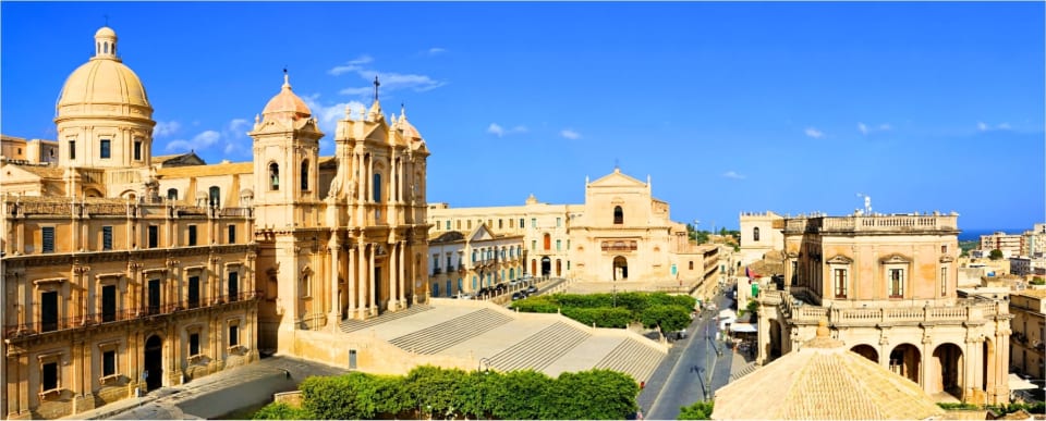 La cattedrale di Noto in cima alla scalinata, con la piazza e il cielo