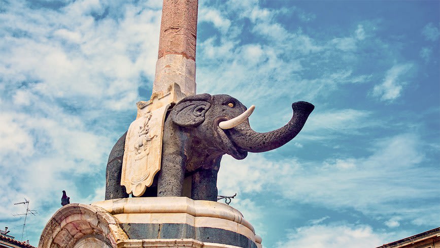Piazza del Duomo di Catania con la fontana dell'Elefante e la cattedrale di Sant'Agata