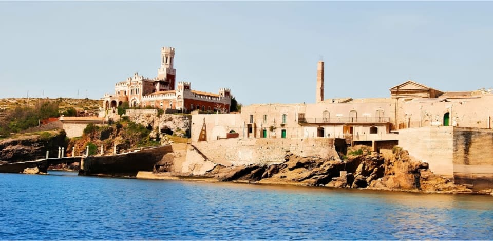 Il Castello Tafuri e i resti della tonnara di Portopalo di Capo Passero