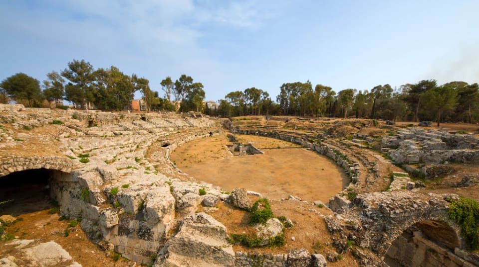 Le gradinate e l'arena ellittica dell'Anfiteatro romano di Siracusa