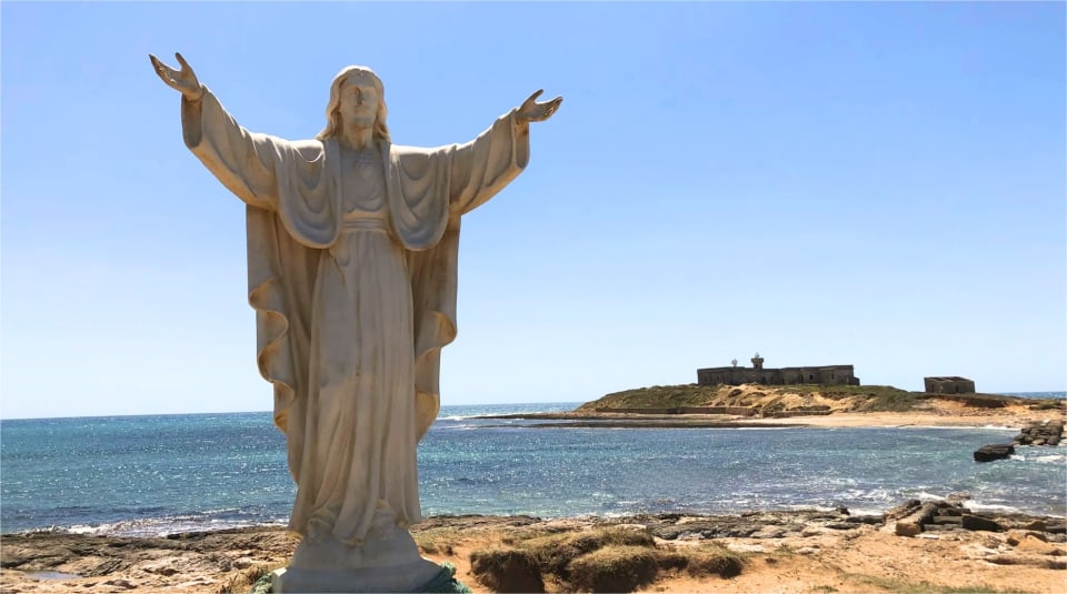 La statua del Cristo Redentore con le braccia aperte, rivolta verso l'Isola delle Correnti