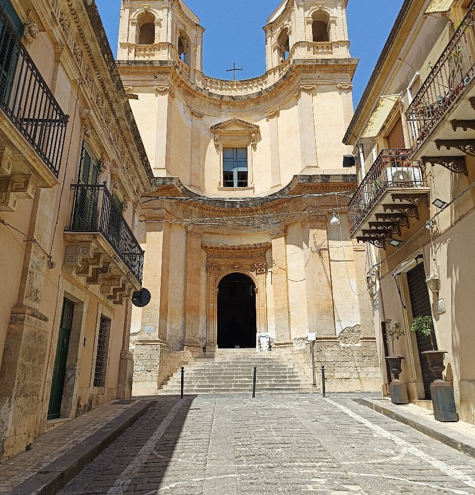La facciata concava della chiesa di Montevergine in fondo a via Nicolaci, a Noto