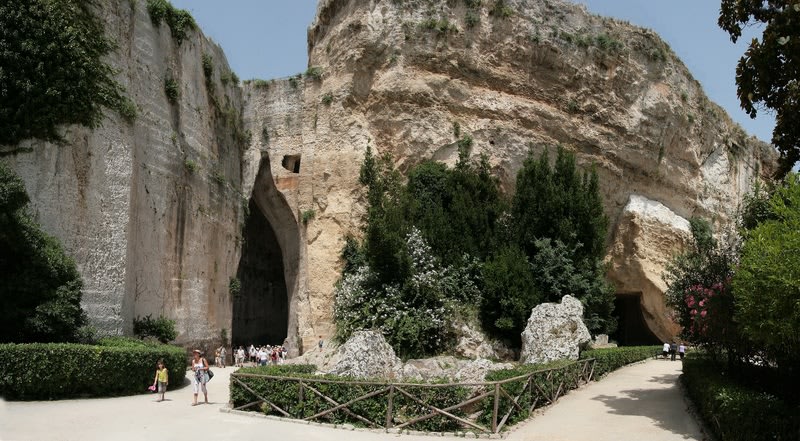 L'ingresso a esse dell'Orecchio di Dionisio nella Latomia del Paradiso a Siracusa