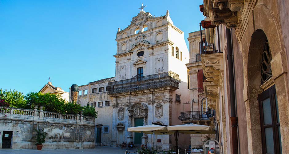 La facciata alta e stretta della chiesa di Santa Lucia alla Badia a Ortigia