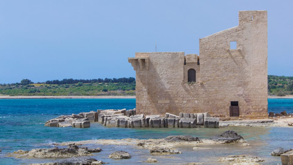 La Torre Sveva sul mare Ionio nella Riserva di Vendicari