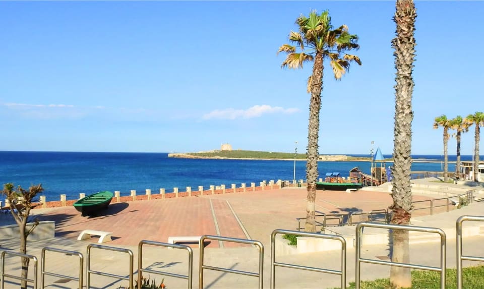 Il panorama sul mare e sulle isole dalla terrazza di Piazza dei Due Mari a Portopalo