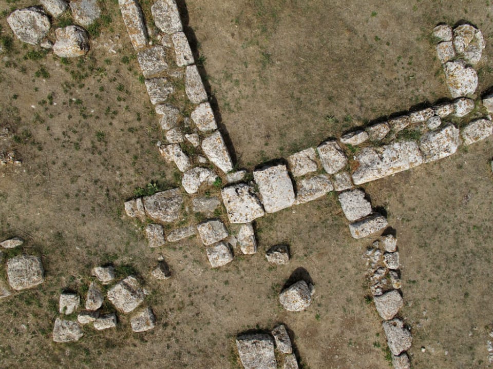 I grandi blocchi di pietra della base dell'Anaktoron sull'altopiano di Pantalica