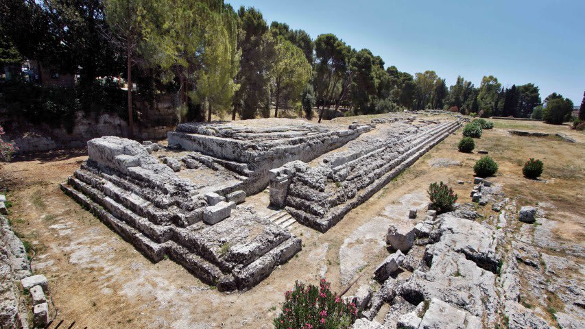 La lunga base dell'Ara di Ierone II scavata nella roccia a Siracusa
