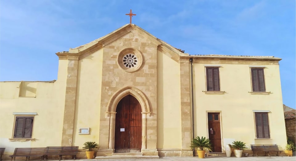 La facciata della chiesa di San Francesco di Paola in piazza Regina Margherita a Marzamemi