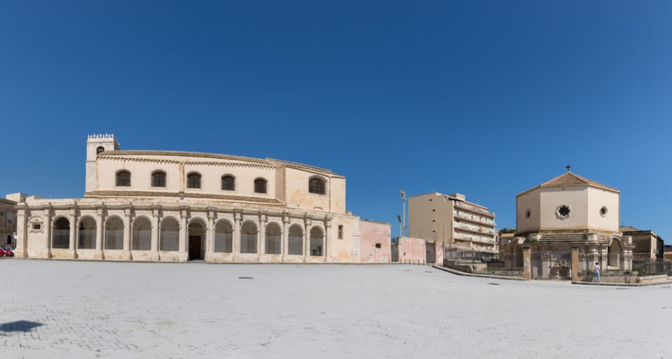 La facciata della basilica di Santa Lucia al Sepolcro in piazza Santa Lucia a Siracusa