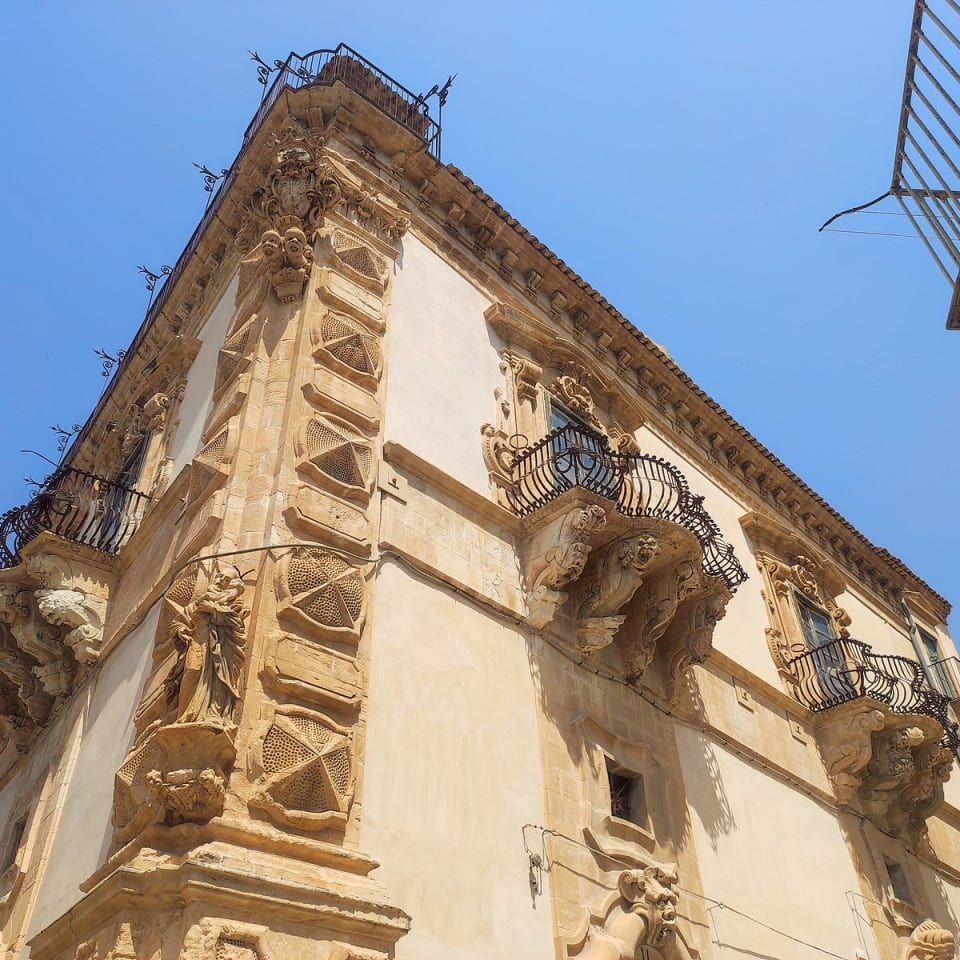 L'angolo scolpito di Palazzo Beneventano con teste di moro e mascheroni, a Scicli