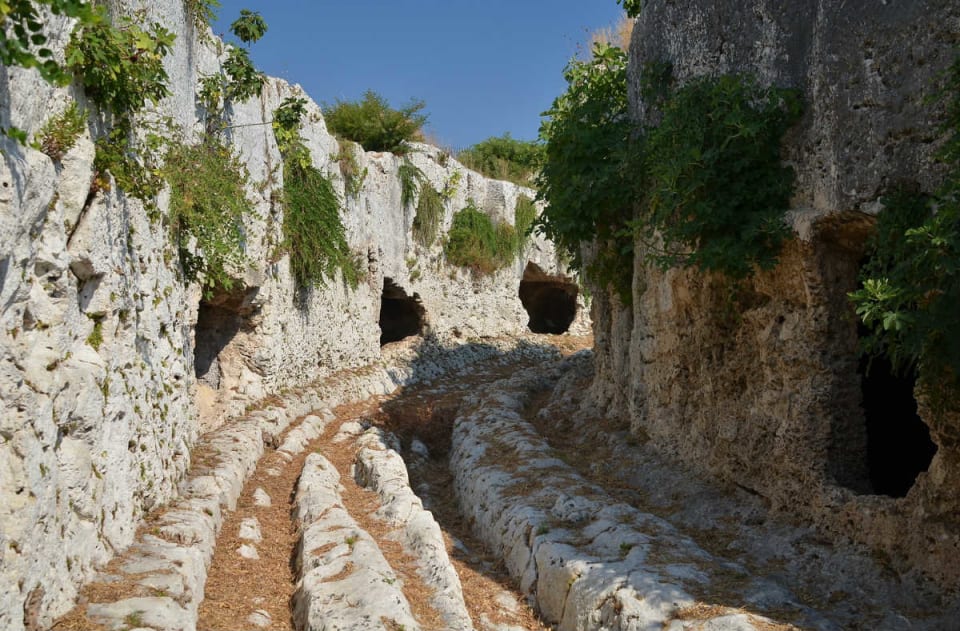 La Via dei Sepolcri con i solchi dei carri, nel Parco archeologico della Neapolis