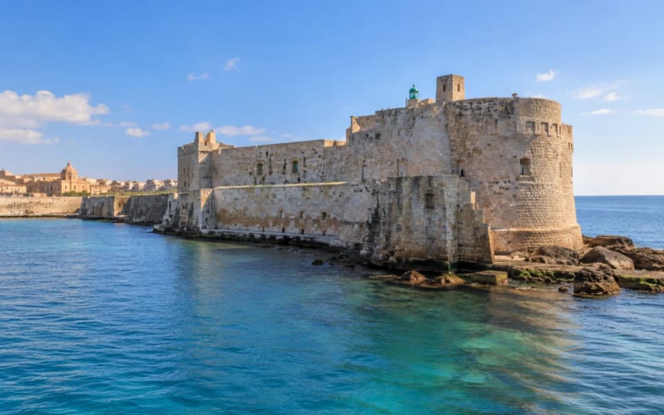 Il Castello Maniace sulla punta dell'isola di Ortigia, a picco sul mare