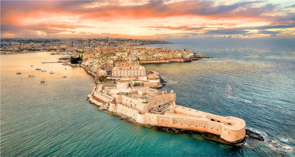 Il Castello Maniace sulla punta dell'isola di Ortigia, a picco sul mare