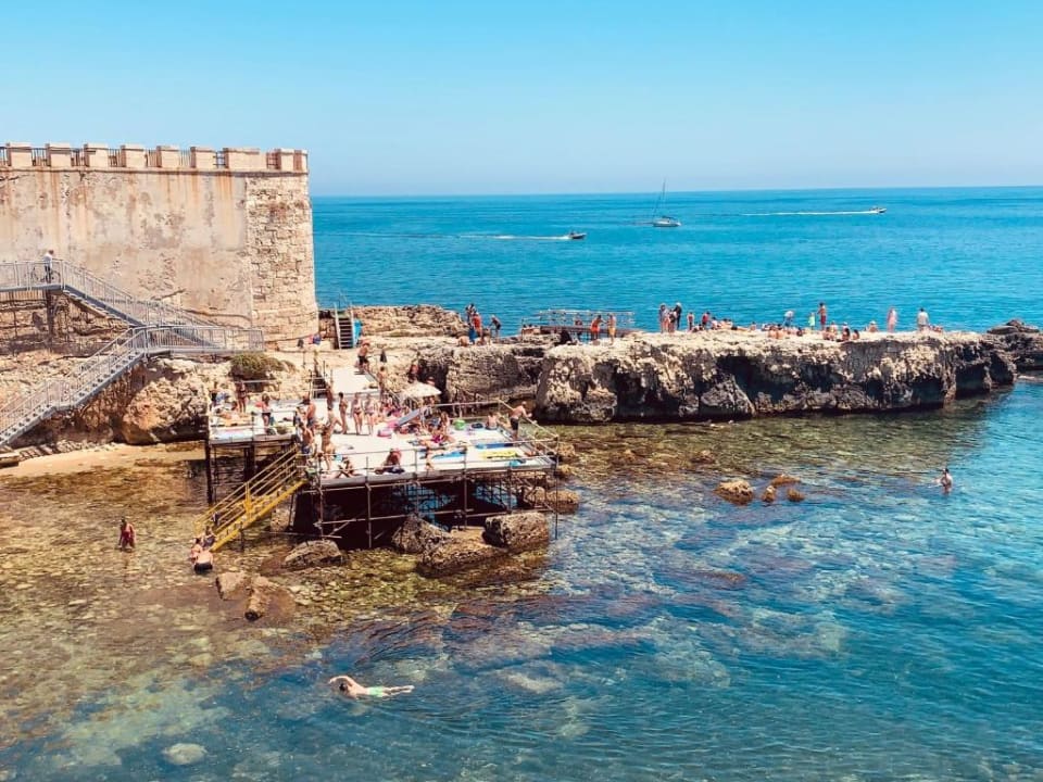 Il Forte Vigliena con le scalette che scendono al mare, a Ortigia