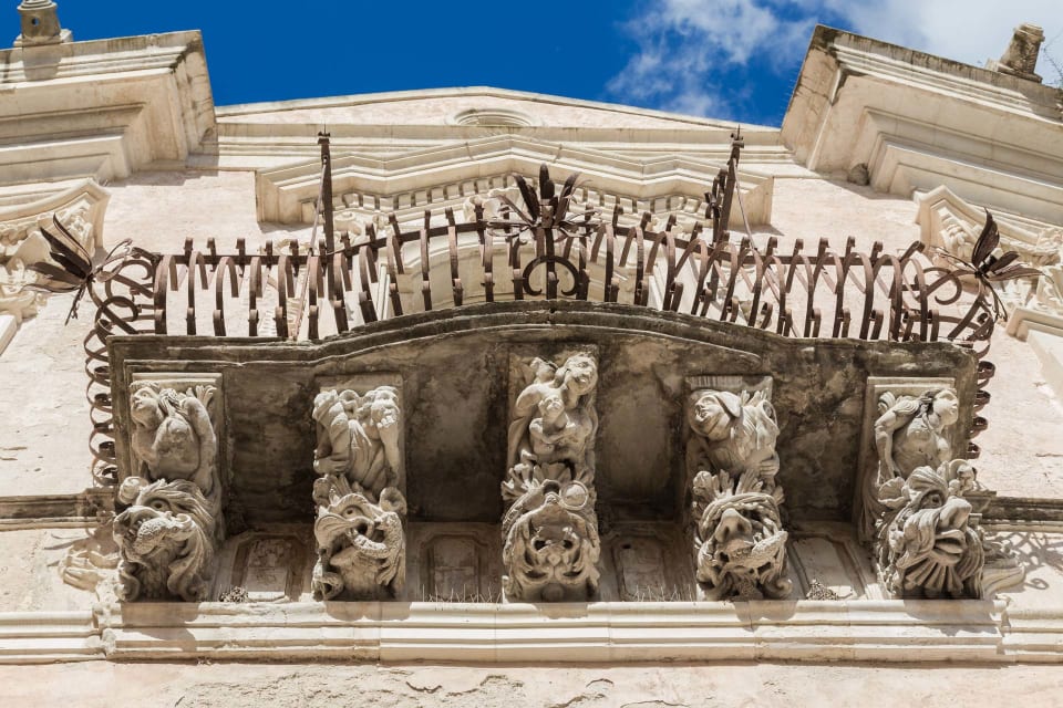 I balconi di Palazzo Cosentini con le mensole a mascheroni, a Ragusa