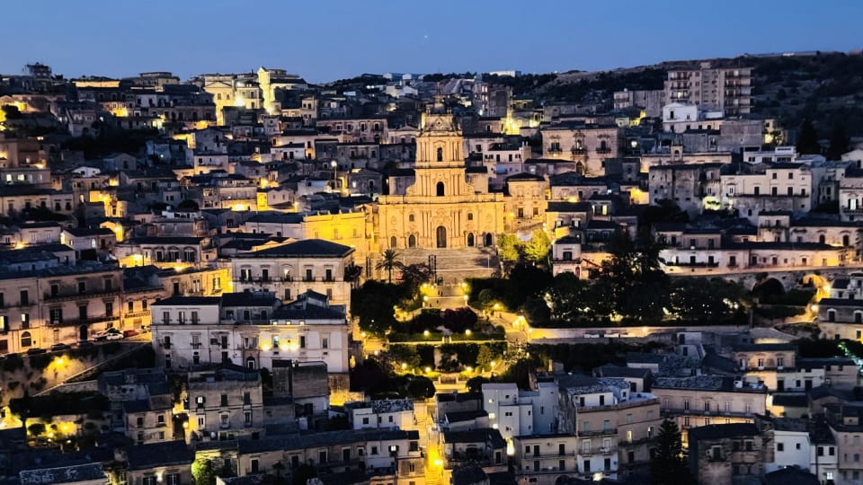 Il Duomo di San Giorgio e la scalinata visti dal Belvedere San Benedetto a Modica