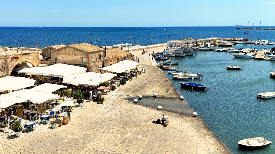 La Balata di Marzamemi con il porticciolo e gli edifici che la circondano