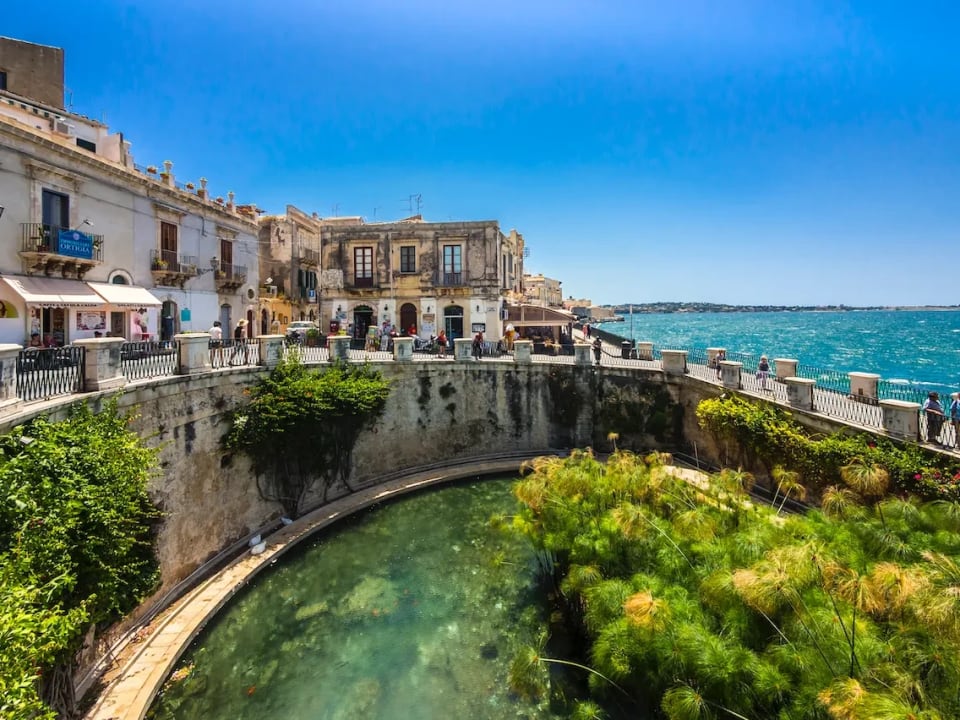 La Fonte Aretusa con i papiri e il mare dietro, a Ortigia