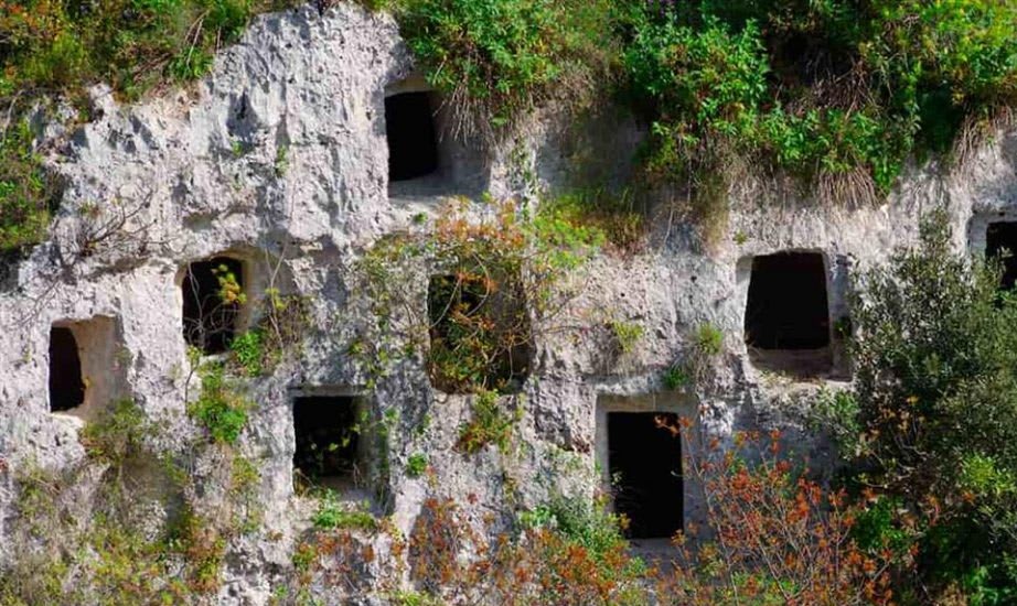 Le tombe a grotticella scavate nelle pareti della necropoli nord di Pantalica
