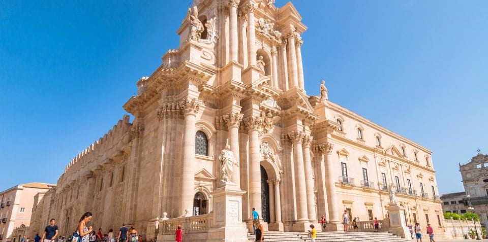 La facciata barocca del Duomo di Siracusa in piazza Duomo a Ortigia