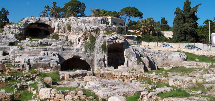 La facciata a timpano della cosiddetta Tomba di Archimede nella Necropoli Grotticelle a Siracusa
