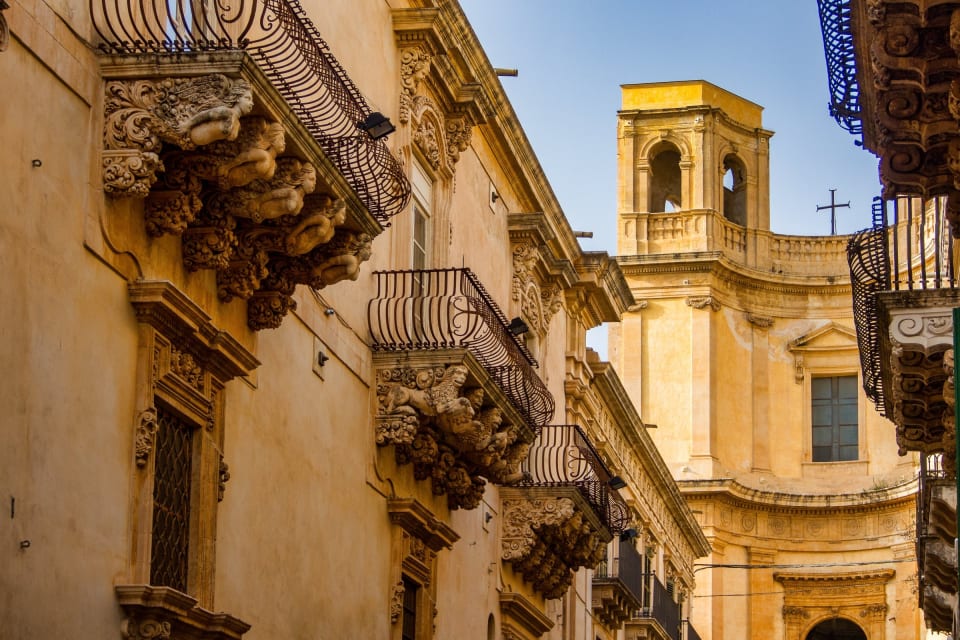 I balconi barocchi di Palazzo Nicolaci lungo via Nicolaci, a Noto