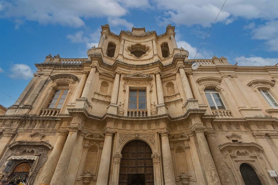 La facciata concava della chiesa di San Carlo al Corso a Noto