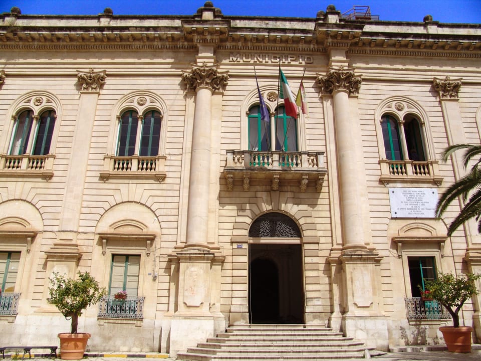 La facciata del Municipio di Scicli, il commissariato di Vigàta della serie Montalbano