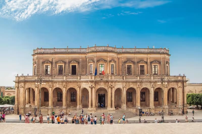 La facciata curva con il portico di Palazzo Ducezio, sede del Comune di Noto