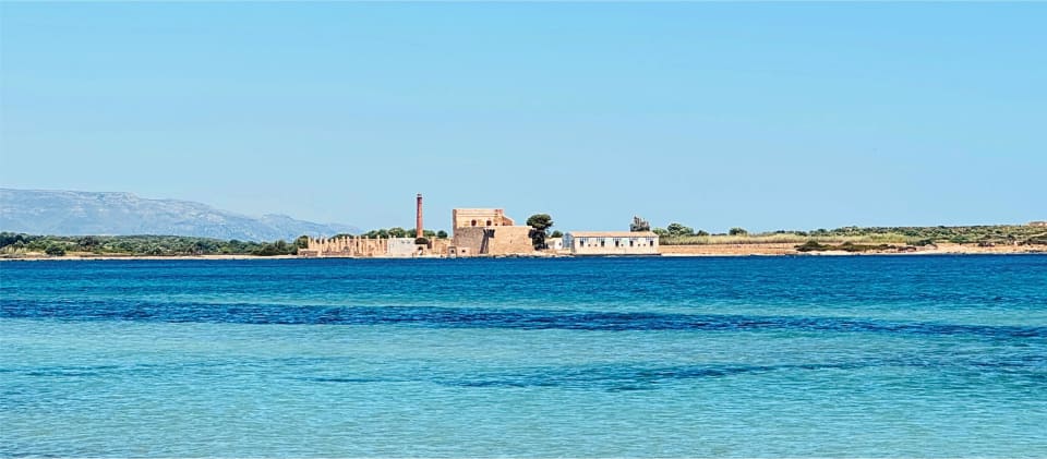 La tonnara di Vendicari con la ciminiera e la torre sul mare