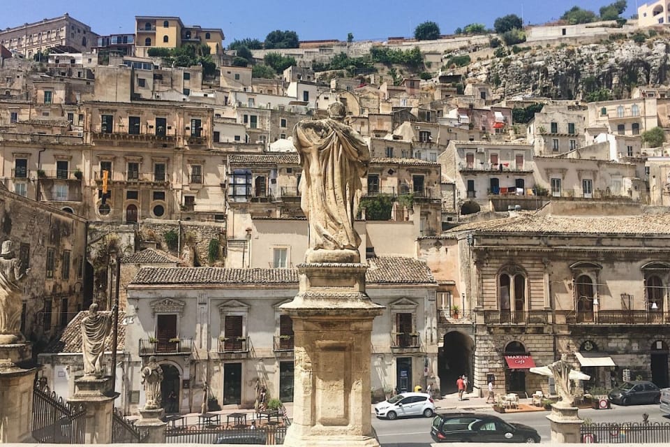 Corso Umberto I, la via principale di Modica Bassa, con i palazzi storici