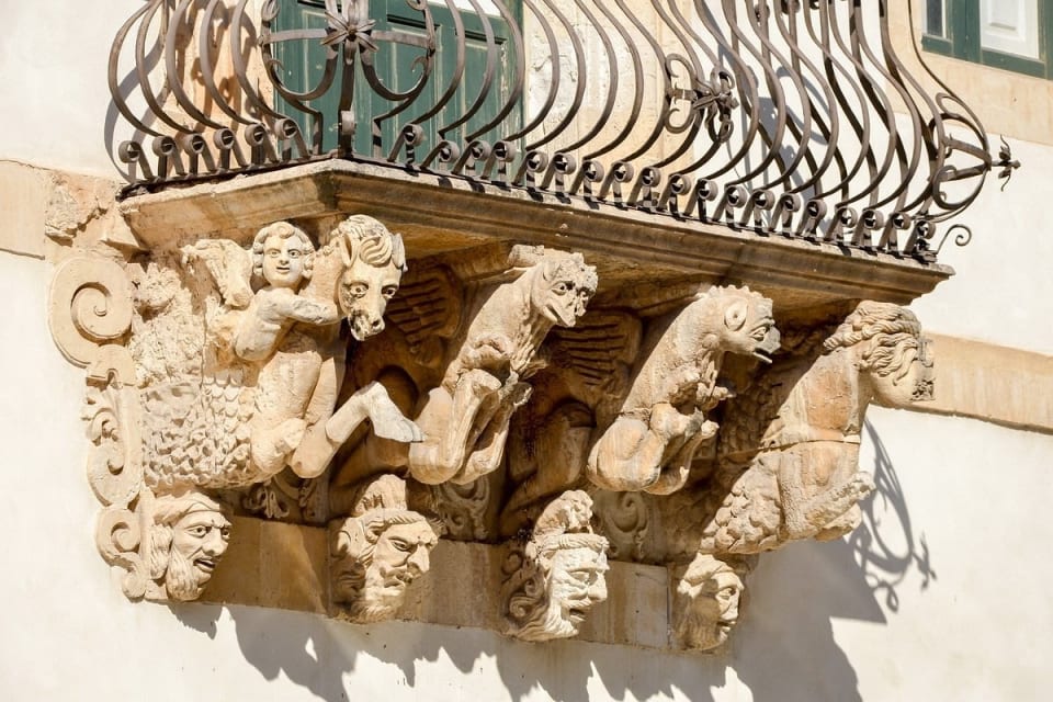 Il balcone dei Grifi di Palazzo Fava, in via San Bartolomeo a Scicli