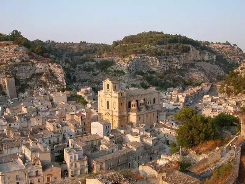 La facciata a tre ordini di Santa Maria la Nova che chiude la cava, a Scicli