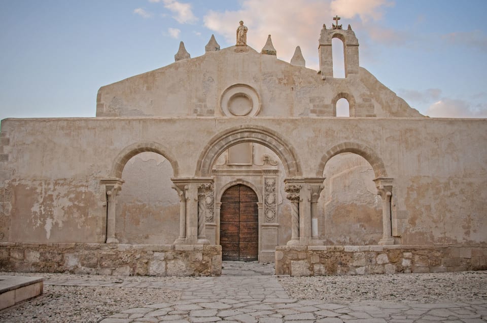 L'interno senza tetto della chiesa di San Giovanni alle Catacombe a Siracusa