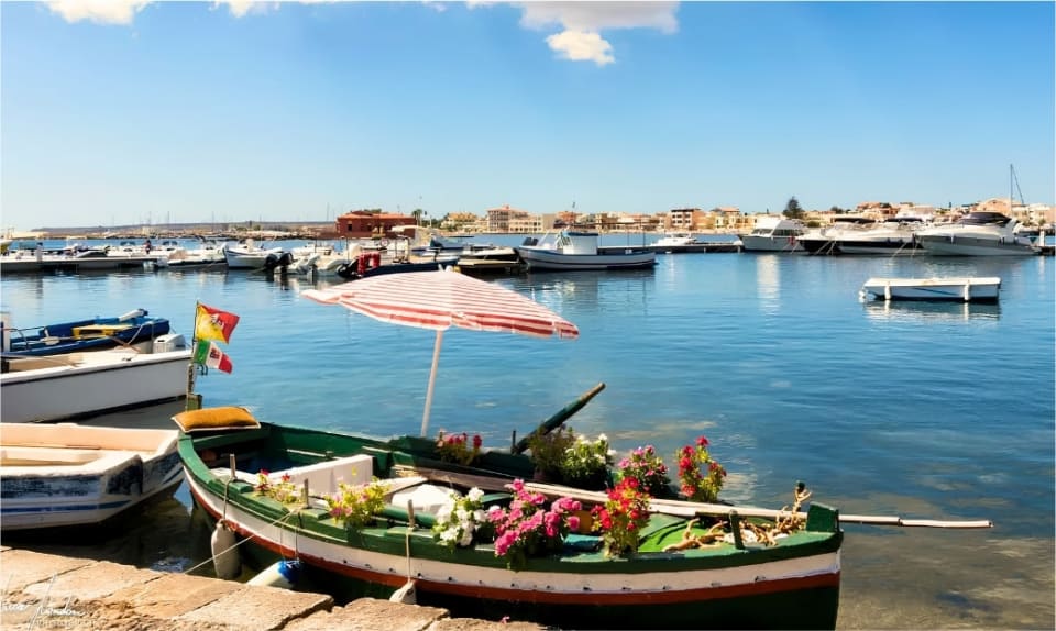 Il molo San Francesco di Paola con le barche da pesca a Marzamemi