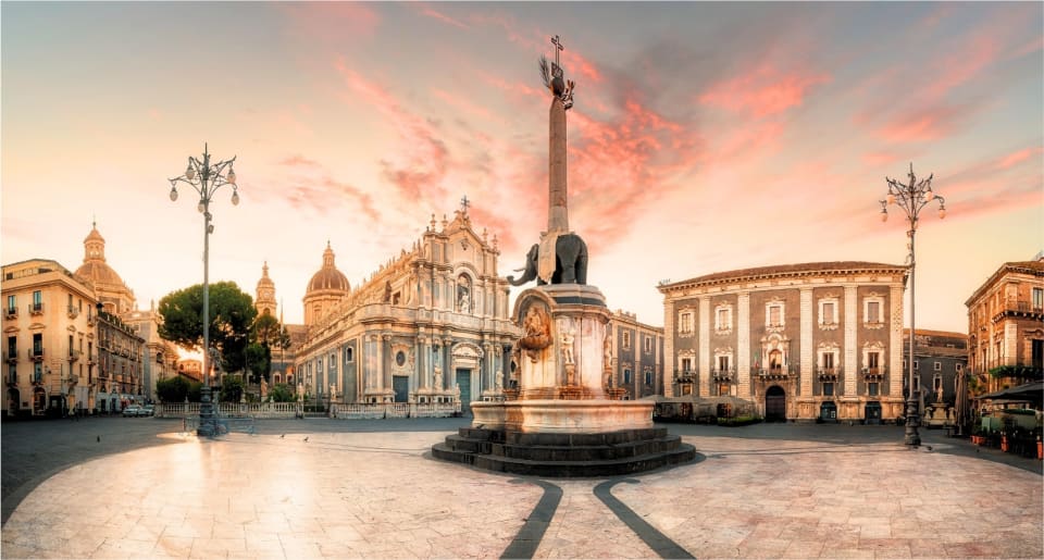 Piazza del Duomo di Catania con la fontana dell'Elefante e la cattedrale di Sant'Agata
